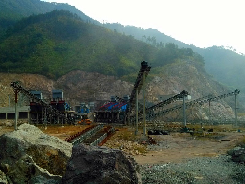 破碎篩分場(chǎng)地限制和基建難怎么辦？